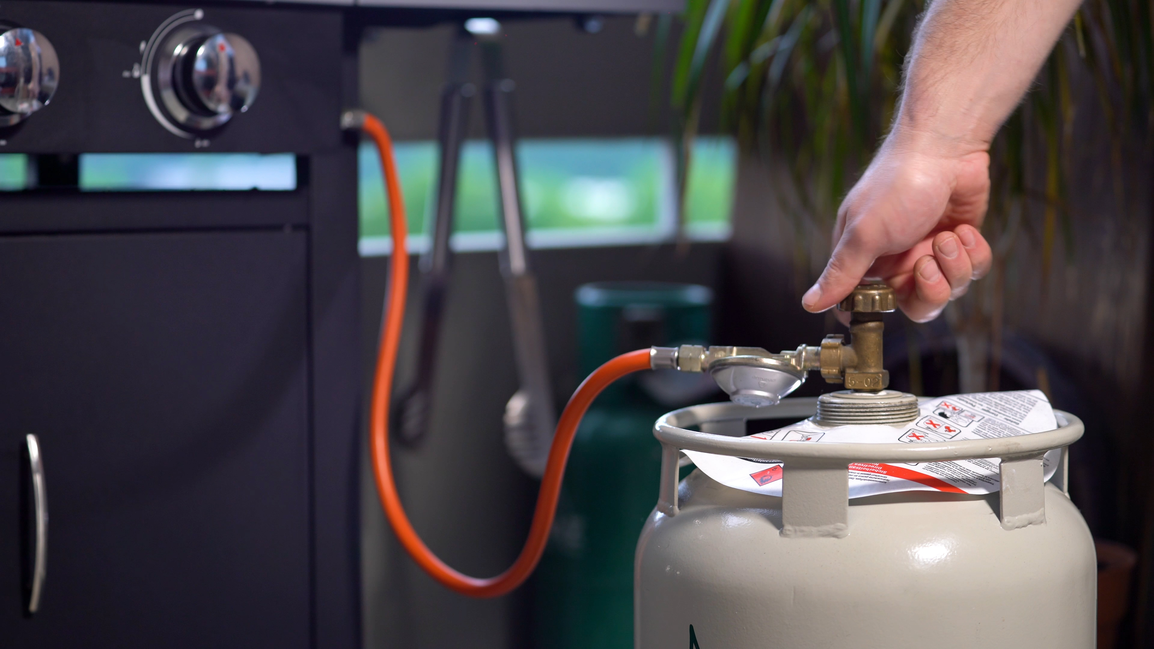 SIAN LPG VALVE INSTALLED TO CYLINDER